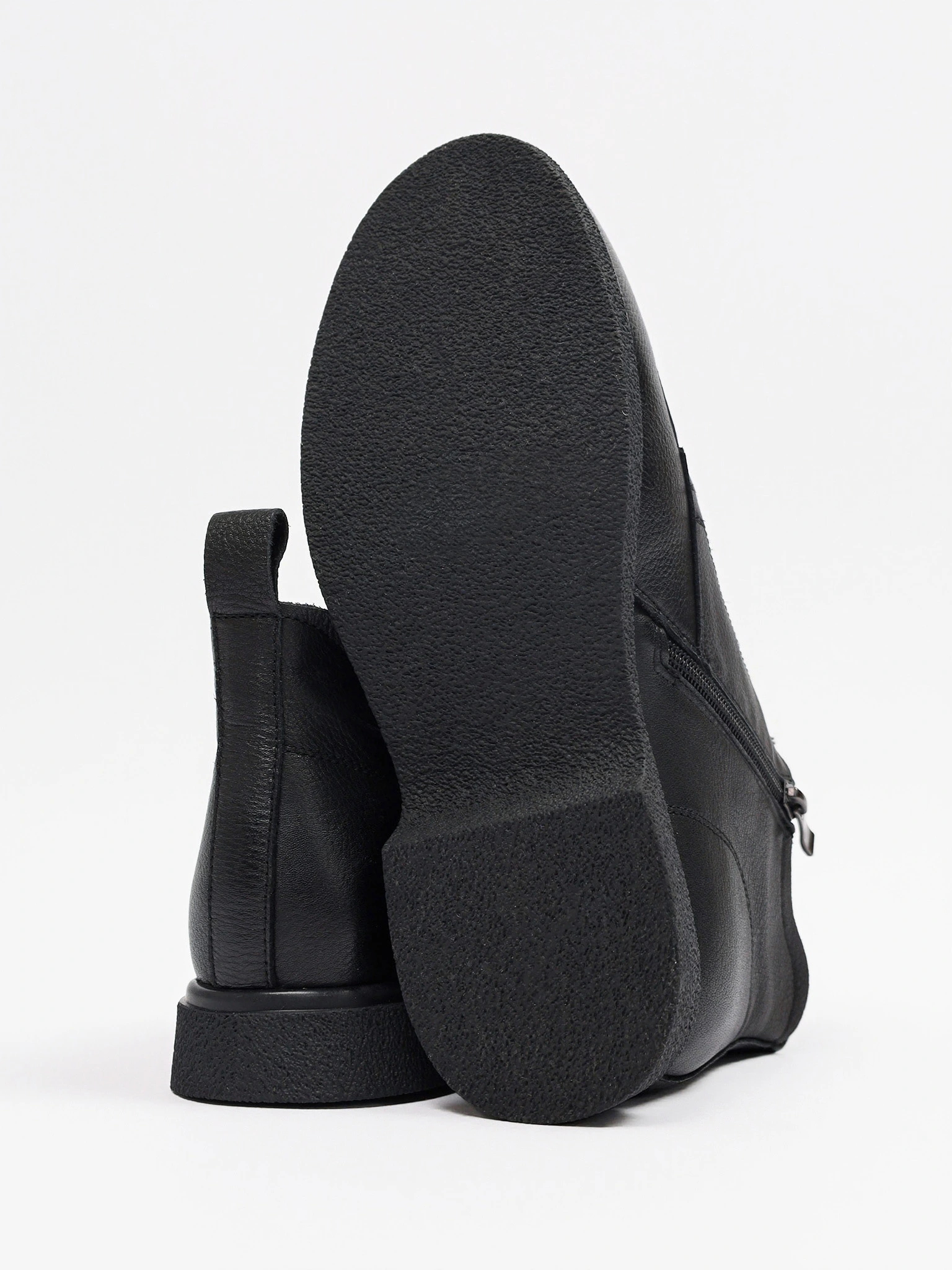 Ботинки черного цвета на низком каблуке